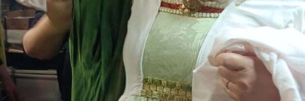 Przymiarka ubrań na paradę historyczną w Calcinaia