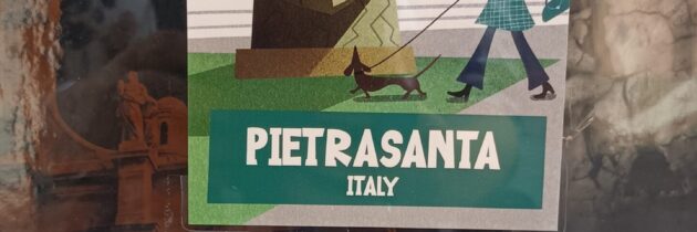 Księgarnia w Pietrasanta lansuje nową kartkę pocztową z Igorem Mitorajem w tle
