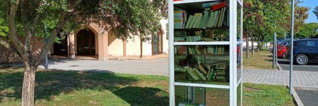 Dawne kabiny telefoniczne nowymi gminnymi bibliotekami w San Giuliano Terme