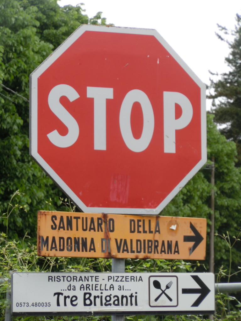 Znak drogowy informujacy o Sanktuarium w Valdibrana
