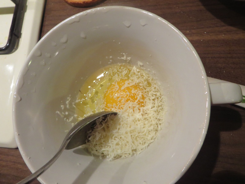 Mieszanie jaja z parmezanem