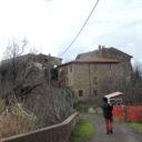 Pomagamy bezdomnym kotom w Toiano czyli domek, miski i jedzenie